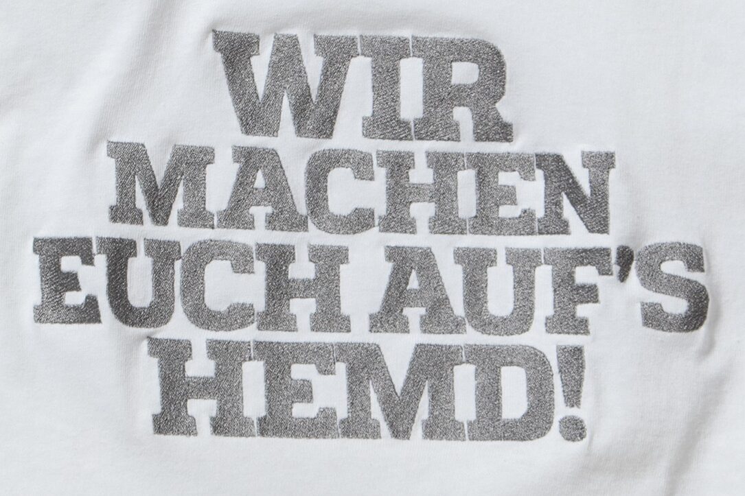 Stickerei auf einem T-Shirt „Wir machen dir auf’s Hemd!“