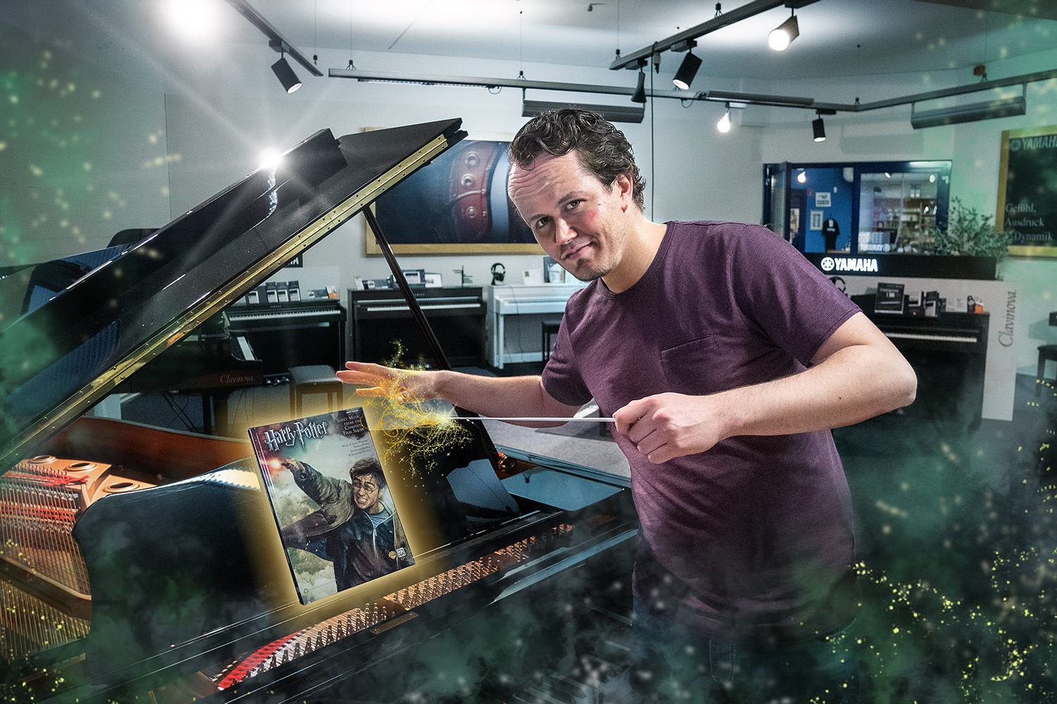 Ein Mann an einem Klavier, der mit einem Zauberstab auf ein Musikbuch von Harry Potter zeigt