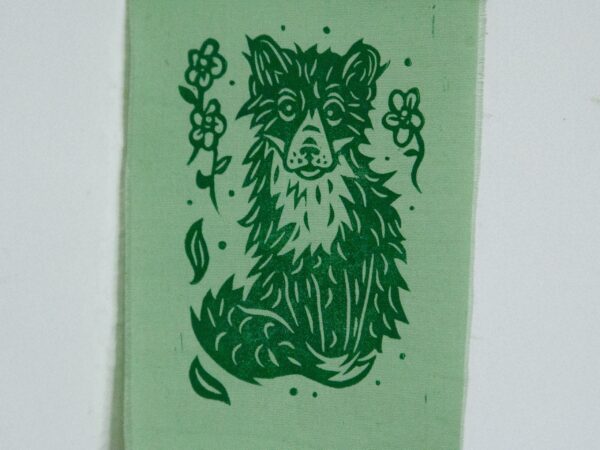 Grüner Stoffbanner mit aufgedrucktem Fuchs, Blumen und Blättern (Detail)