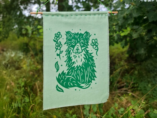 Grüner Stoffbanner mit aufgedrucktem Fuchs, Blumen und Blättern