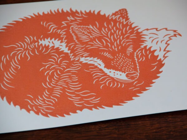 Linoldruck auf weißem Papier: Schlafender Fuchs in Orange