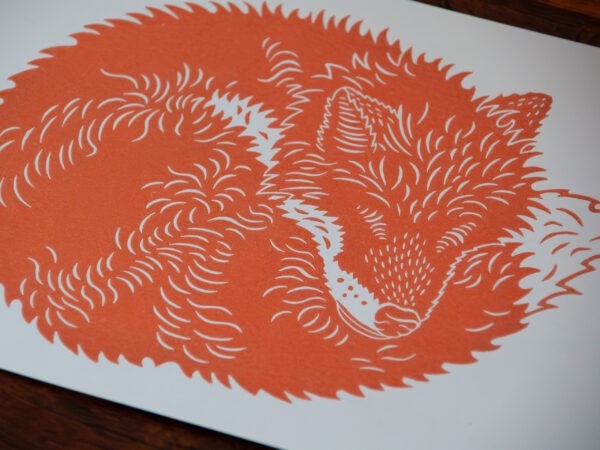 Linoldruck auf weißem Papier: Schlafender Fuchs in Orange