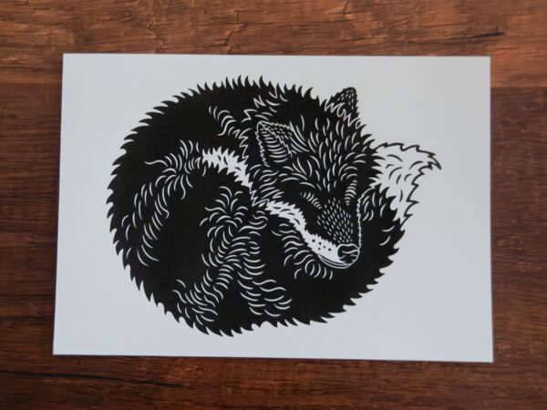 Linoldruck auf weißem Papier: Schwarzer schlafender Fuchs
