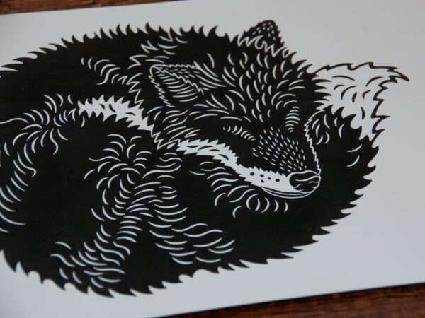 Linoldruck auf weißem Papier: Schwarzer schlafender Fuchs (Detail)