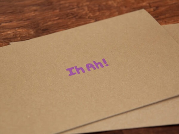 Grußkarte aus Recyclingpapier: "Ih Ah"-Druck auf der Rückseite