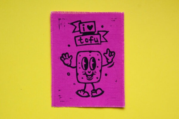 Pinker Aufnäher mit aufgedrucktem Comic-Tofu und dem Spruch "I Love Tofu" in Schwarz