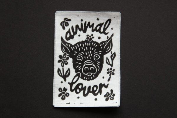 Weißer Patch mit schwarzem Aufdruck eines Schweins und dem Schriftzug "animal lover"