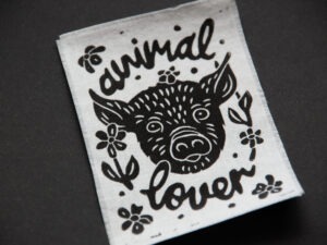 Weißer Patch mit schwarzem Aufdruck eines Schweins und dem Schriftzug "animal lover"