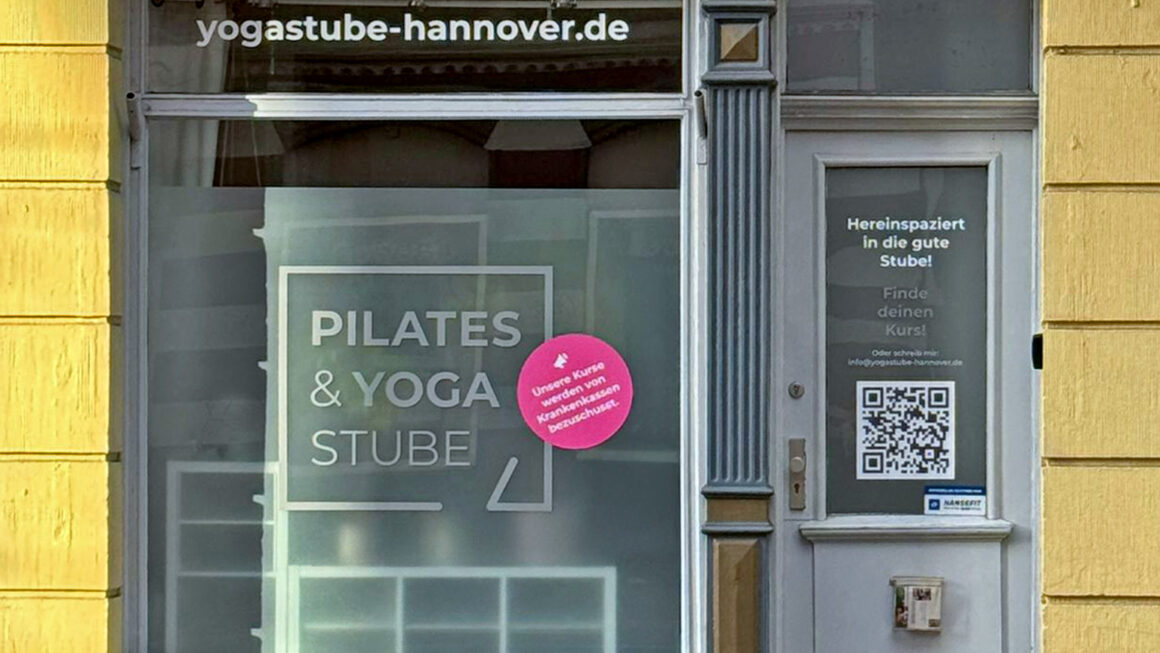 Fensterbeklebung des Pilates- und Yogastudios