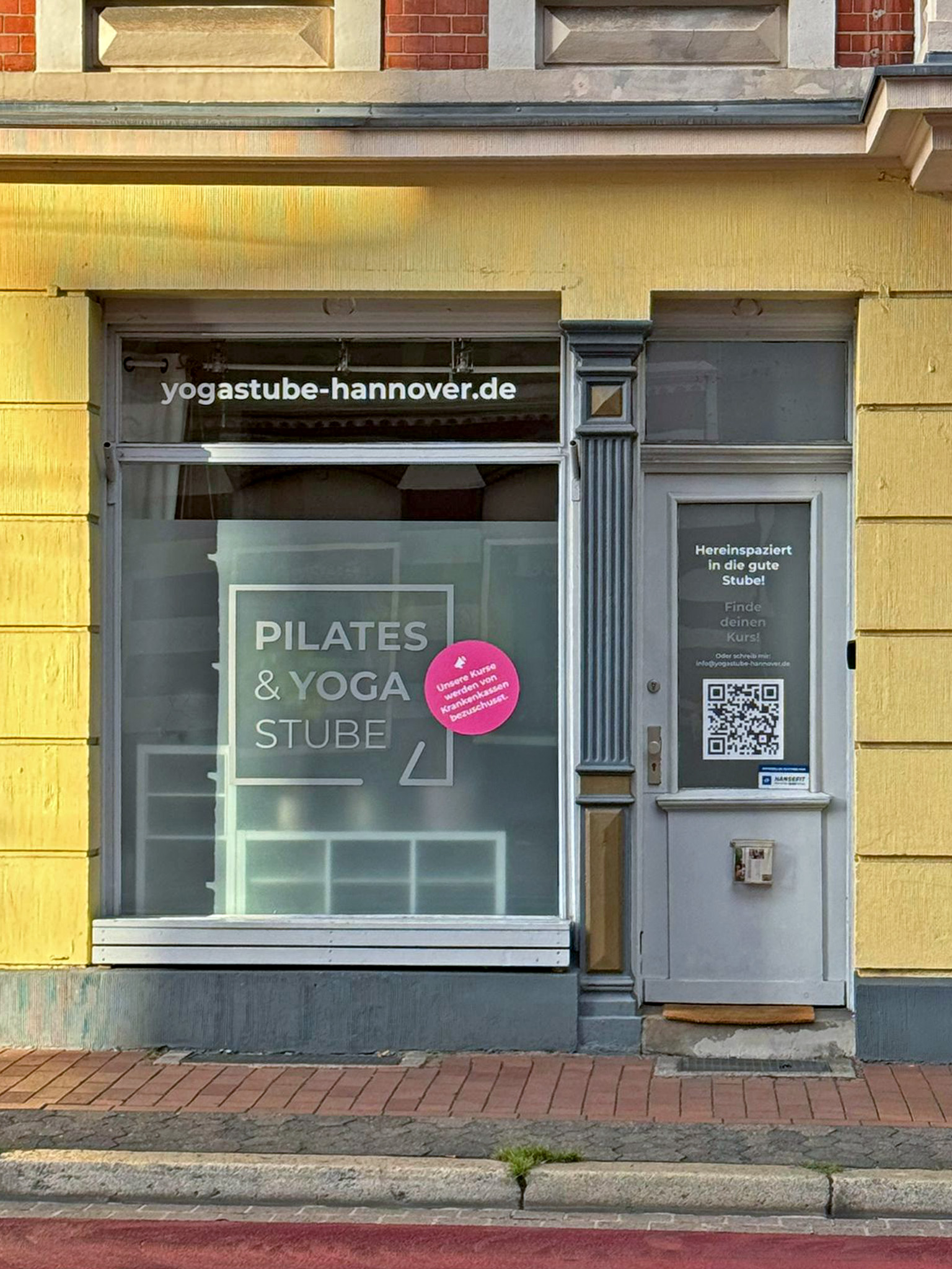 Fensterbeklebung des Pilates- und Yogastudios